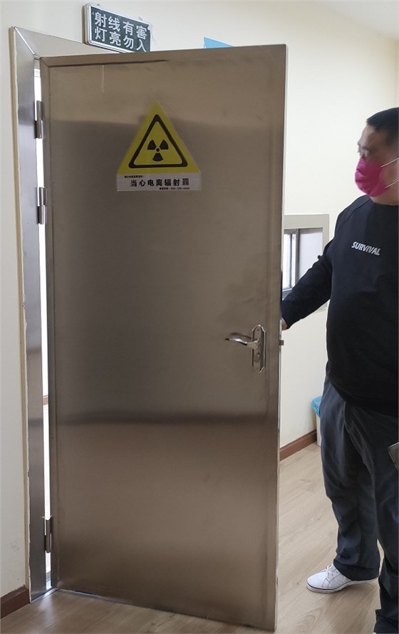 技術(shù)人員對鉛門進(jìn)行檢測 技術(shù)人員對鉛門進(jìn)行檢測